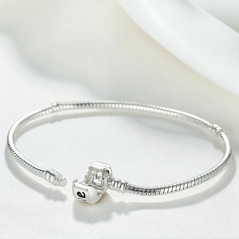 Unisex Signature Clasp Sleek Silver Bracelet - Brillare Bijou
