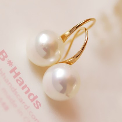 Modern Pearl Glow Earrings – 18K Gold-Plated Studs for Everyday Elegance - Brillare Bijou